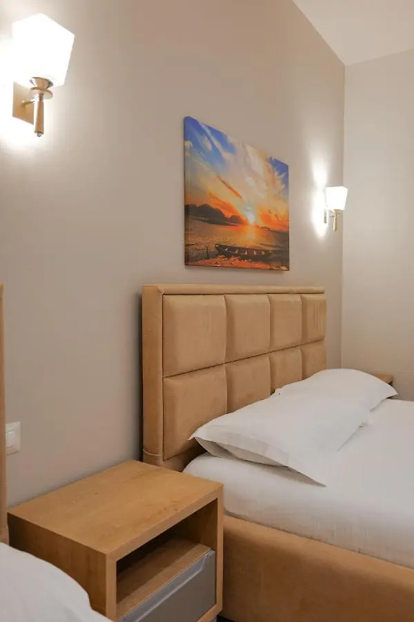 Hotel Roalb Radhimë 4*,