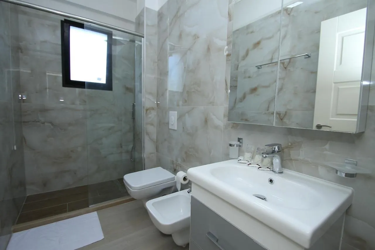 Hotel Roalb Radhimë 4*,