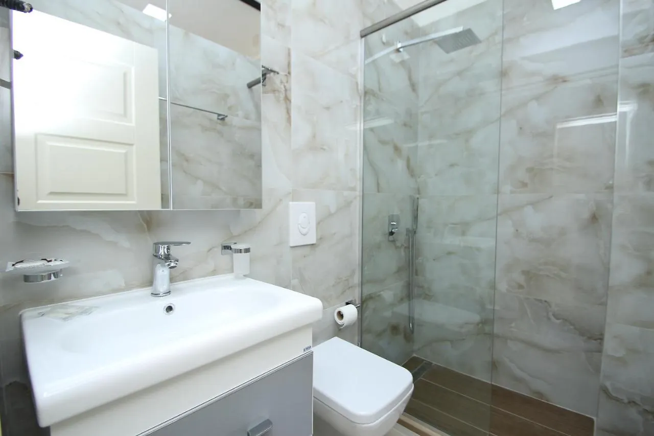 Hotel Roalb Radhimë 4*,