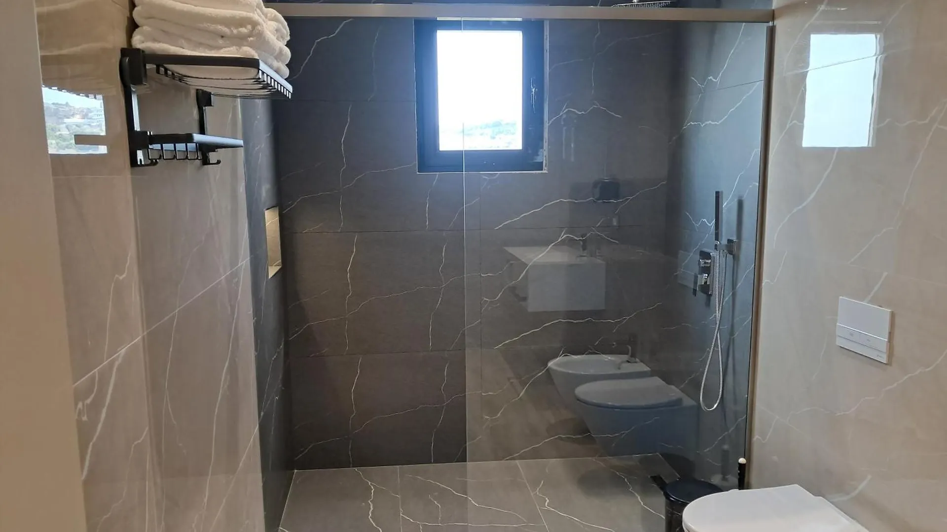 Hotel Roalb Radhimë