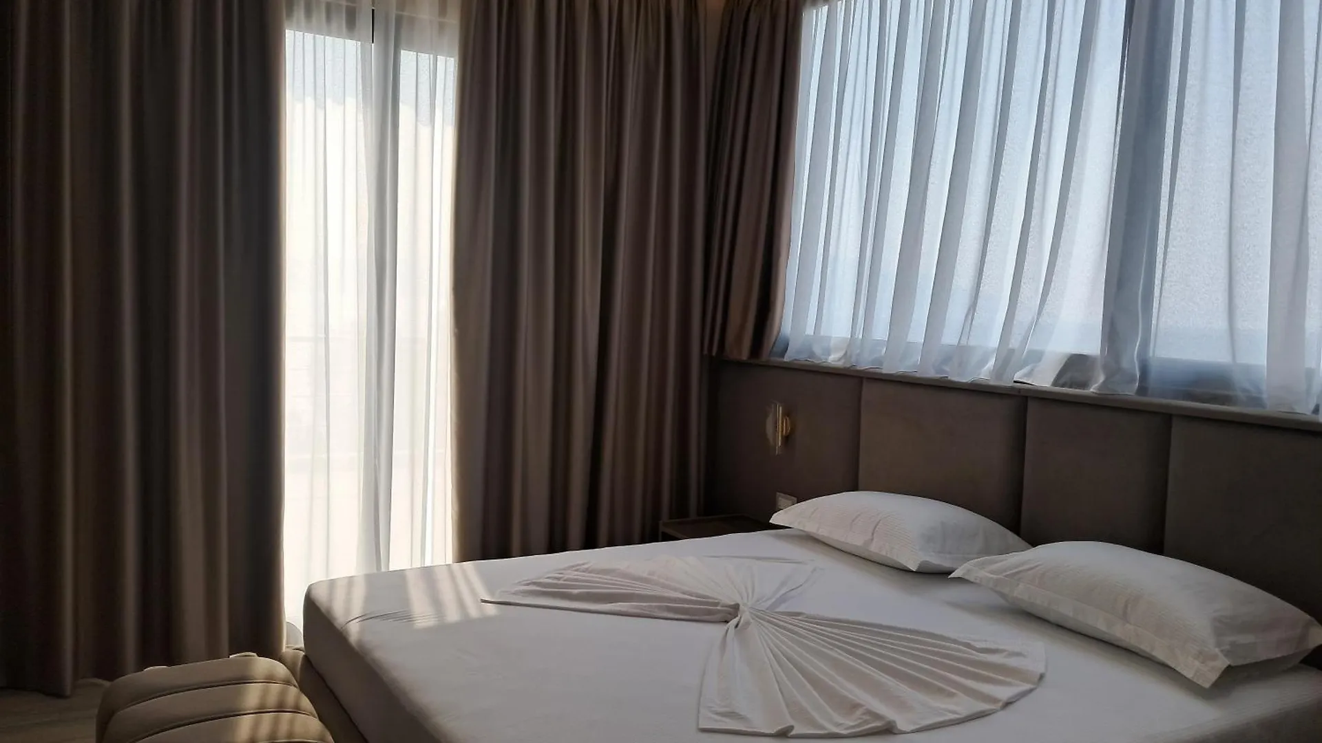 Hotel Roalb Radhimë 4*,